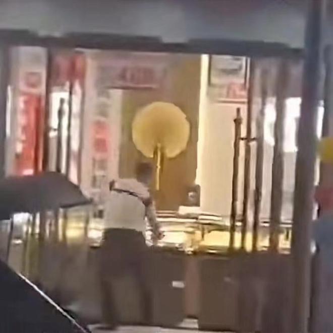 IM体育平台官网入口，男子持玩具枪抢劫金店打碎玻璃柜台逃离后被抓！店员无大碍